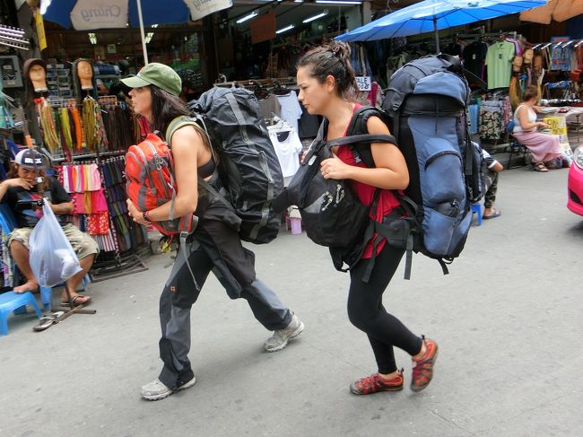 バックパッカーの街というよりタイの原宿通りという雰囲気に変貌したカオサンロードですが、まだバックパッカーの姿もあります。女性の二人組ですね。