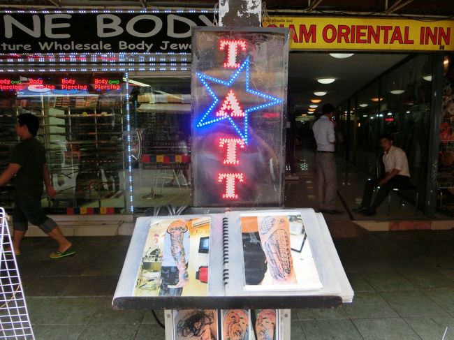 TATTOOの文字がいたる場所で見られます。