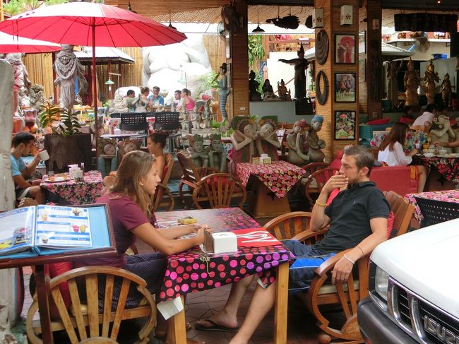 こちらもカオサンロードの一本北の道。気持ち良さそうです。