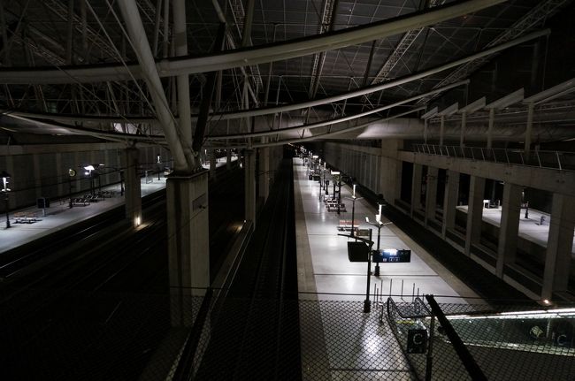 成田21：55パリ行きで<br />早朝4時過ぎにパリCDGに到着。<br /><br />パリからベルギーのブリュッセル南駅まで<br />電車です。<br />エールフランスの航空券で電車のチケット含めて買えました。<br /><br />まだ早いので空港内の駅も真っ暗。