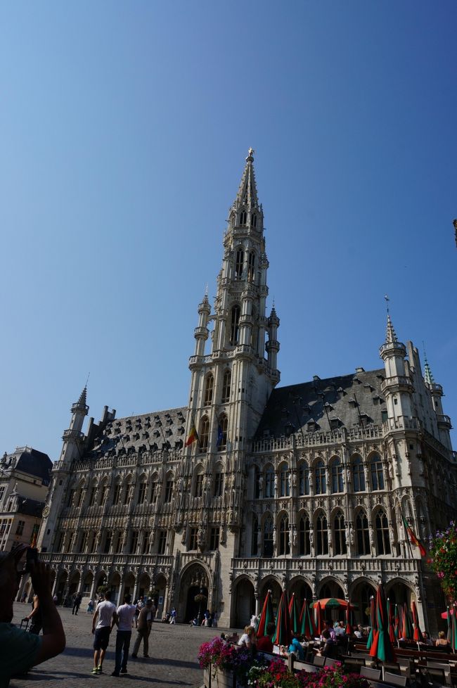 メトロでブルスという駅へ。<br />メトロのチケットはすぐ買えたけど、<br />自動改札の入り方がわからず、、、<br />おじさまがおしえてくれました。<br /><br /><br />世界遺産、グランプラス！<br />お天気良くて華やか〜<br />