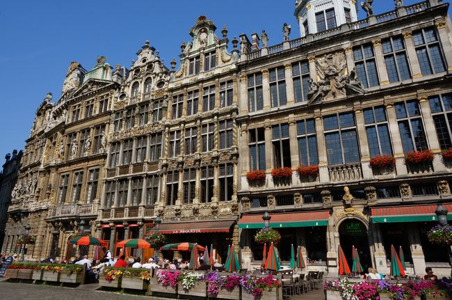 広場がぐるりと<br />レトロな建物に囲まれてます。