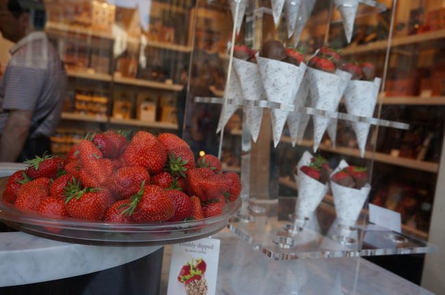 ゴディバ本店。ちっちゃいお店。<br />ベルギーといえばチョコ！<br />日本でもゴディバ買えるけどやっぱ食べとかないと。<br /><br />いちごのチョコがけ。<br />バラで売ってないっていわれたけど１個だけで売ってくれました。<br />おいしかった。