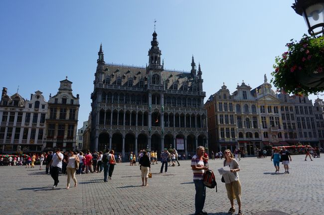 ひとまずグランプラスを後にして<br />地図片手に目的なく散策へ。<br />