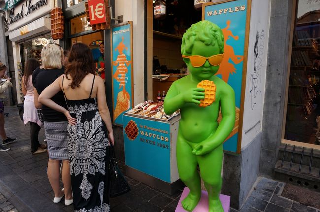 ワッフルやさんは街中に結構ありました。