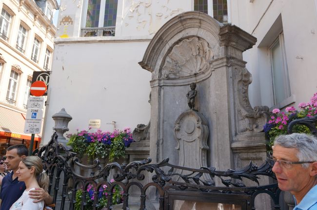 がっかりスポット小便小僧。<br /><br />がっかりかと思いきや<br />人だかりで人気者でしたジュリアン君。<br />