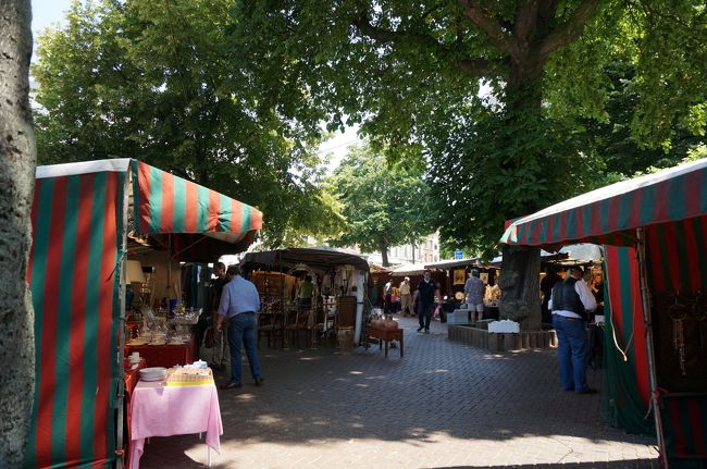 グランサブロン広場近くのアンティーク市。<br /><br />日曜だったので教会が礼拝中。<br />終わるまでアンティーク市を物色。<br />