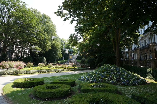 プチサブロン広場。<br /><br />ここすごくステキでした。<br />ベンチでのんびり。