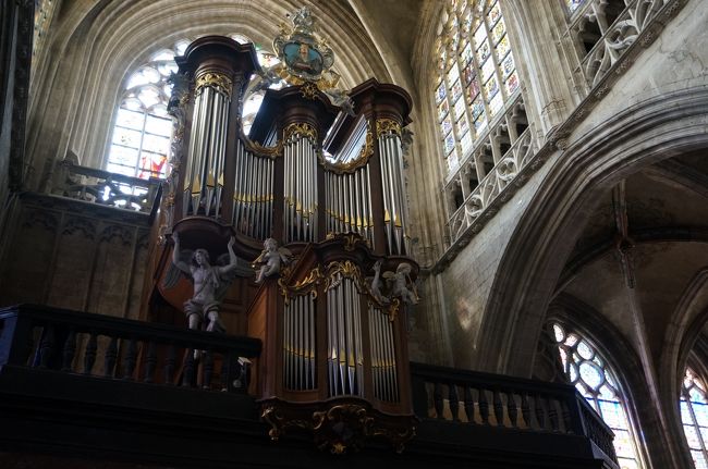 礼拝が終わったあと中に入りました。<br />荘厳な感じ。