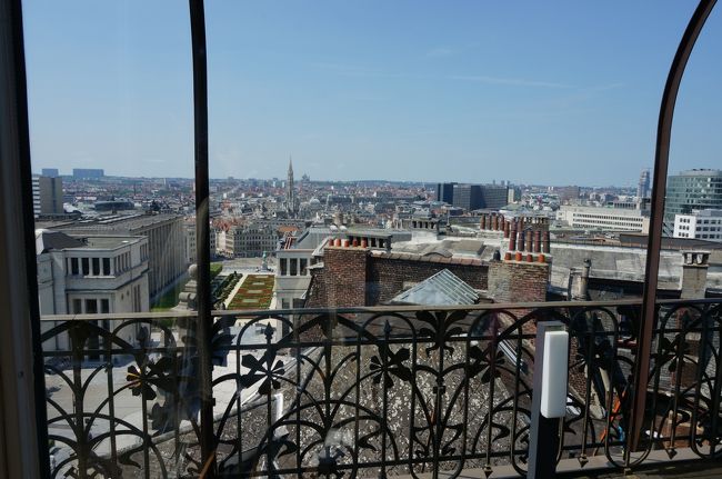 もう夕方近くになっていたので<br />遅いランチ。<br /><br />楽器博物館の上にあるレストランに行ってみた。<br />見晴らしよし。