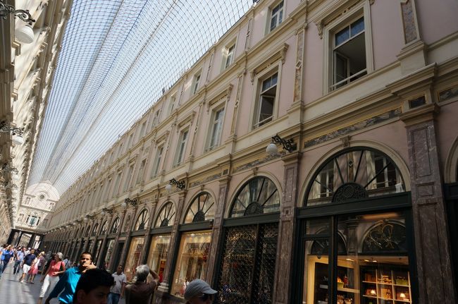 きれいなアーケード街。<br /><br />チョコレートやさんとか<br />レストランとか<br />本屋さんもありました。