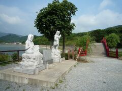 朝８時半、硫黄の匂いが立ち込める恐山宇曽利湖に到着。まずは奪衣婆（だつえば）と懸衣翁（けんえおう）の像が出迎える。