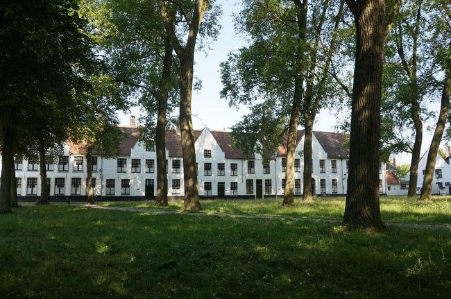 すっごく静か。<br />光がキレイな朝の修道院。