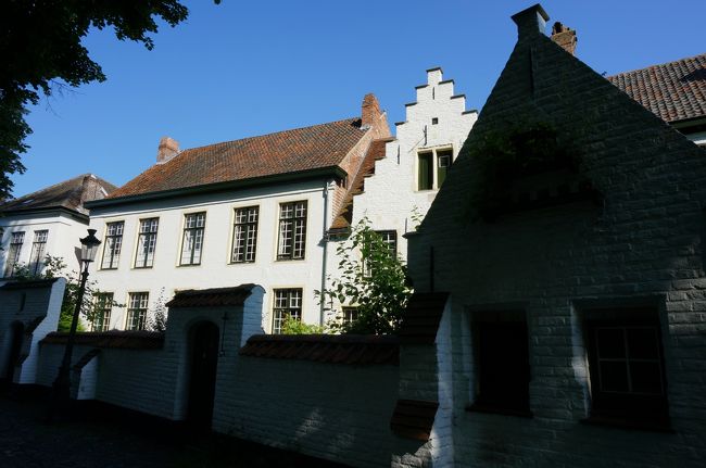 中庭を囲むようにぐるっと白い建物。<br />雰囲気あってステキでした。