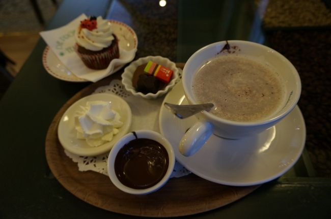 デ・プルーヴェリーでお茶しました。<br />クチコミやガイドにも出てるホットチョコ。<br /><br />おいしかった〜<br /><br />あとかわいいカップケーキも頼みました。<br />おいしいんだけど甘すぎｗ<br />でもしあわせｗ