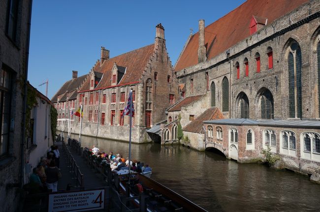 街中に入ってくると<br />運河が。<br /><br />赤い屋根の石造りの建物の町並み。