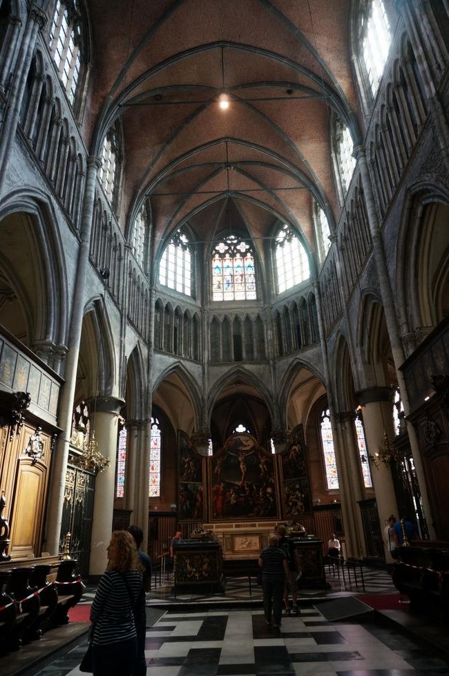 聖母教会。<br /><br />工事中でした。<br />ミケランジェロを見るには入場料が必要です〜<br />せっかくなので見てきました。