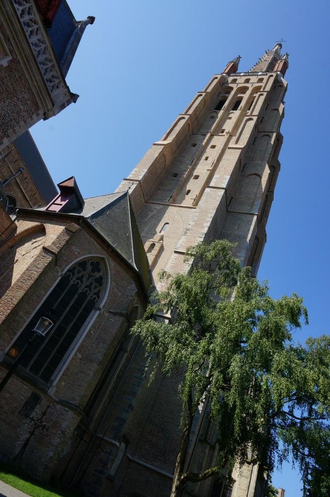 外から聖母教会。<br />