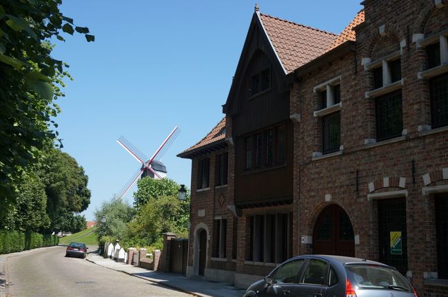 住宅街がひらけて、<br /><br />見えました風車〜