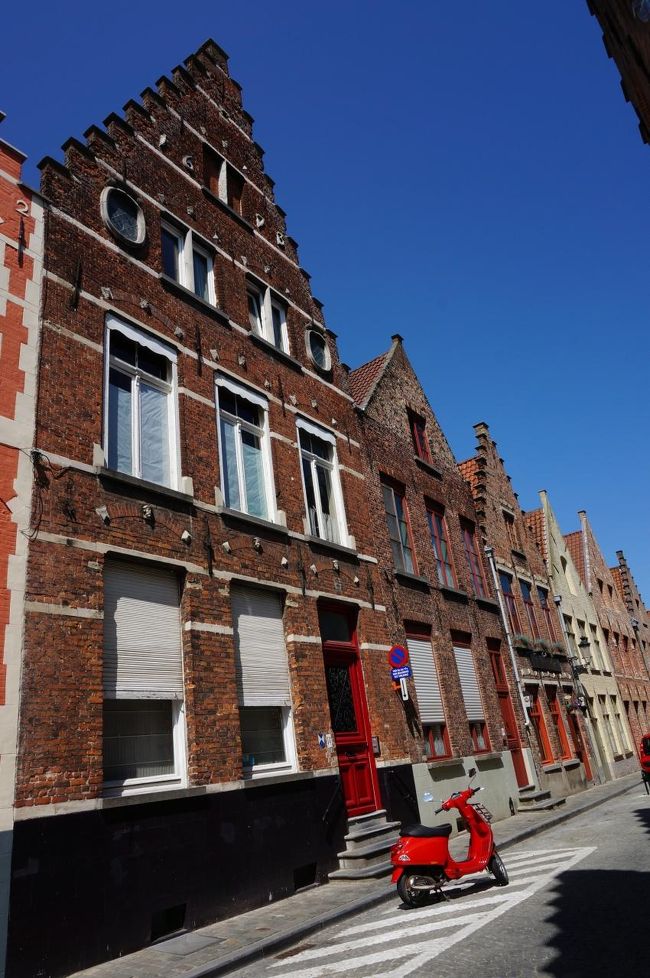 赤いバイクがいい感じ。