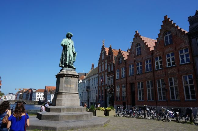 ヤンファンアイクの像。<br /><br />どなたなのかわかりません。すみません。<br /><br />クルーズからだと後姿しか見えません。<br />