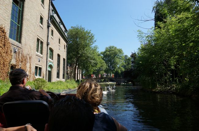ガイドさんが英語で案内してくれます。<br />目線が運河からだと街なみも違って見える〜<br />