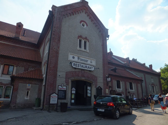 ホテルに向かってテクテク歩いていると<br />地ビールのEggenberg(ｴｯｹﾞﾝﾍﾞﾙｸﾞ)の醸造所<br />直営のレストラン<br /><br />隣が工場なのでたくさんのビール瓶が積まれていました。<br />チェコはピルスナービール発祥の地。<br />飲みたい、飲みたい♪