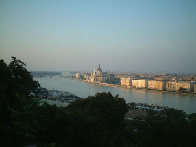 夕方にケーブルカーで王宮の丘に登る。