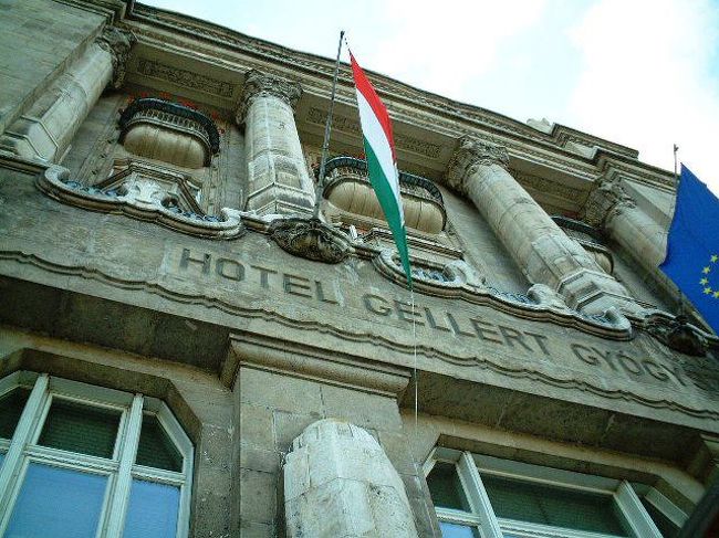 温泉で有名なゲッレールトホテルに宿泊。日が落ちてから空港に到着、タクシーで1時間ほどかかりました。途中の道路沿いの風景は旧共産国っぽかった。