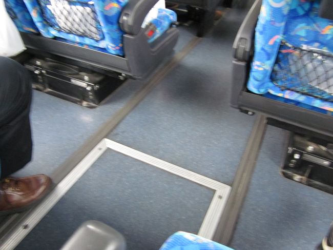 申し込むのが遅かったのでバスは後ろの方の席<br /><br />でも、な〜んか広々<br /><br />後ろ４席は横に回転できる「ポロリバス」仕様なんですね。<br /><br />おまけに隣も後ろもキャンセルで空席<br />いつもメタボの夫の隣で窮屈なので<br />さっそく開いたところへ移動、２席独り占めです。