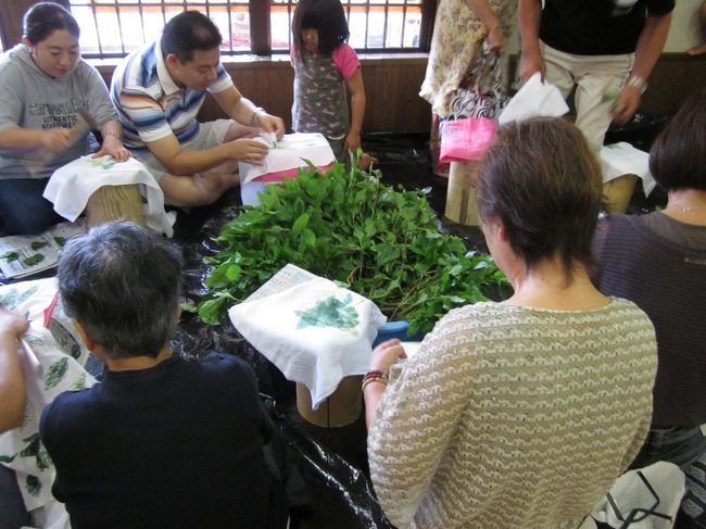 何やらトントンとリズミカルな音がするので見に行ったら「草木染め」の体験講習してました。<br /><br />白生地にはっぱを置いてとんとんしたら葉の形に染まります。<br /><br />昔やったことあるので懐かしい気分です。