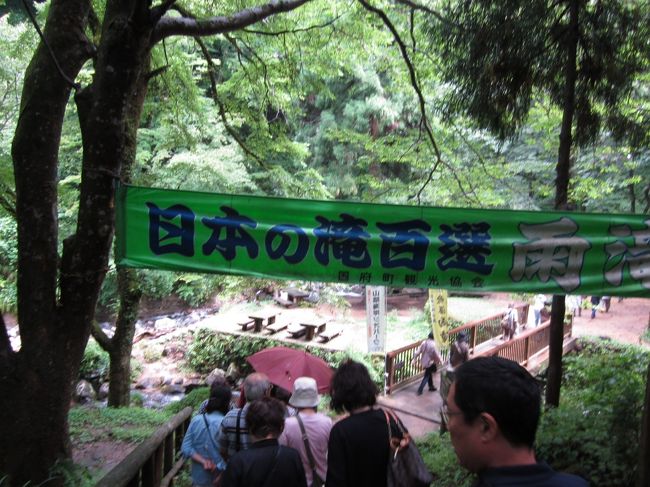 少し下ると橋がありここから先は地道になります。<br /><br />大雨の後で地面も石も濡れてるし小川状態になった所もあり大変です。