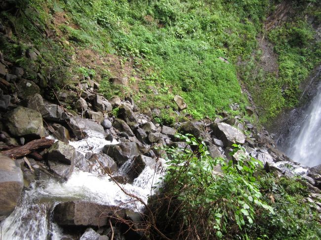 滝壺から流れ出る水量も多くて迫力あります。