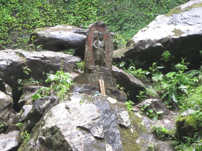 不動明王様…<br /><br />その前に立って記念撮影できますがかなりの水しぶきです。<br /><br />・・・・・・・・・<br />滝の前にある不動明王に祈願すると、精神病が治ったり商売が繁盛するなどの霊験がある。<br /><br />雨滝の霊水は、皮膚を守る効果がある。このため、滝に参拝した次の冬は肌荒れが無く、寒さから肌を守ってくれる。<br />・・・・・・・・・<br /><br />・・・・・だそうです。<br />