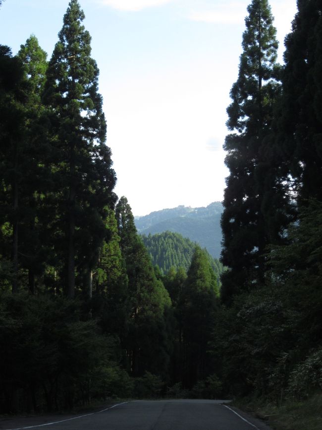 駐車場から見る遠くの山並み<br /><br />そろそろ日が暮れて行きます。