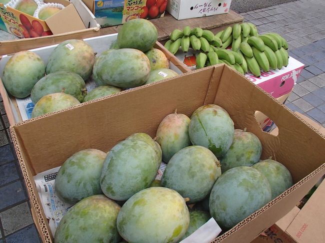 早速、ユーグレナモールへ。<br />市場の前でおばあが果物売ってます。<br /><br />マンゴーを３つ買って、お部屋で食べます！