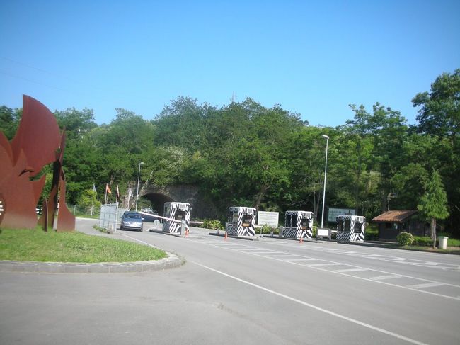 カンタブリア州の人気レジャースポット、「カバルセノ自然公園（Parque de la Naturaleza de Cabarceno）」に到着です。