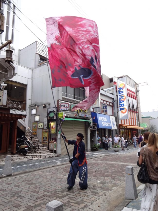 ８月２５日（日）、れいろんさんが奈良に来られるということで、コンフォートホテルのロビーで待ち合わせです♪<br /><br />４時半待ち合わせだけど、早く行って、三条通り、ＪＲ奈良駅前で遊ぼうっと！<br /><br />東向き商店街を歩き始めると、なにやら大きな音量の音楽が\(◎o◎)／！<br /><br />なんと、三条通りで「バサラ祭」が行われてました！！！<br />