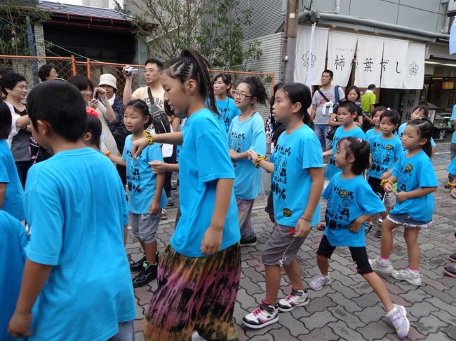 子どもの踊りは、本当に可愛い♪<br />ストレッチして、本番に備えてます(*^_^*)