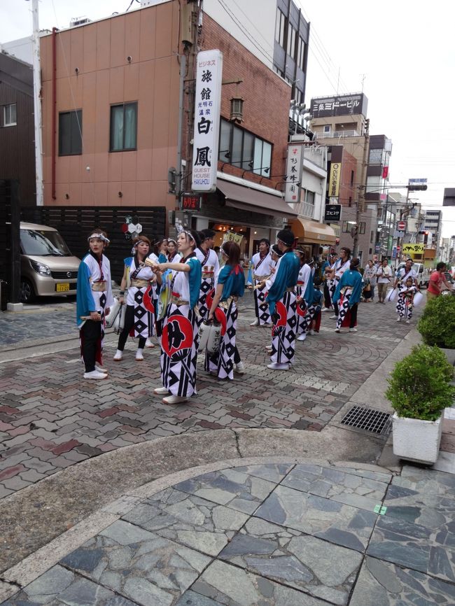 このグループは、出番待ちかな？<br /><br />三条通りで、グループが一定の距離をあけて、踊っています。<br />隣りのグループが踊ってると、その間お休みになります。<br />音楽が、交じっちゃいますもんね！