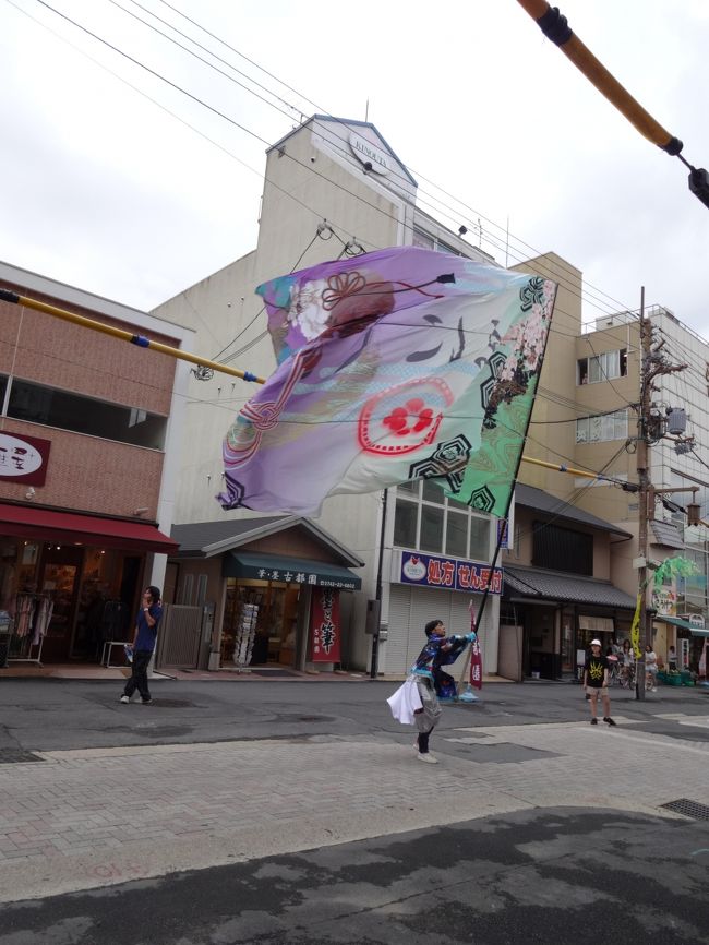 グループのしんがりは、旗ふり役の役目です！<br /><br />これ、大変重いらしいですよ。<br />実は、２年前くらいまで、弟がバサラに出てて、旗ふりをしていました(^o^)／<br />奈良ＴＶにも、うつったことあるんですよ♪<br />（ローカルな話題で、すみません(^_^;)）