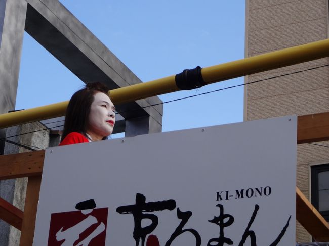 グループの先頭には、スピーカーと先導役を乗せた軽トラがいるのですが、この軽トラには、白塗りのマダムが！<br /><br />ちょっと怖い(^_^;)と思ってたら、なんと生歌で歌い始めました！<br />しかも、超うまい♪<br />今日のＭＶＰは、このマダムだね！って、れいろんさんと意見一致ヽ(^o^)丿