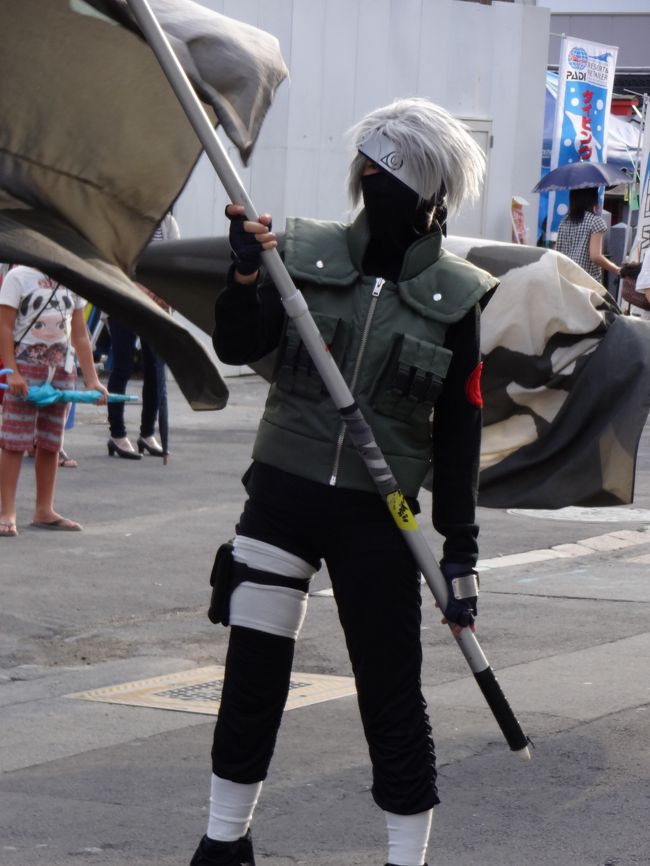 この旗ふりの方、コスプレでしょうか！<br /><br />昔、ＧＬＡＹのライブに行ってた頃、こんな方たち、いっぱいいました（懐かしい♪）！<br />初期の頃は、ロック系だったんですよー！