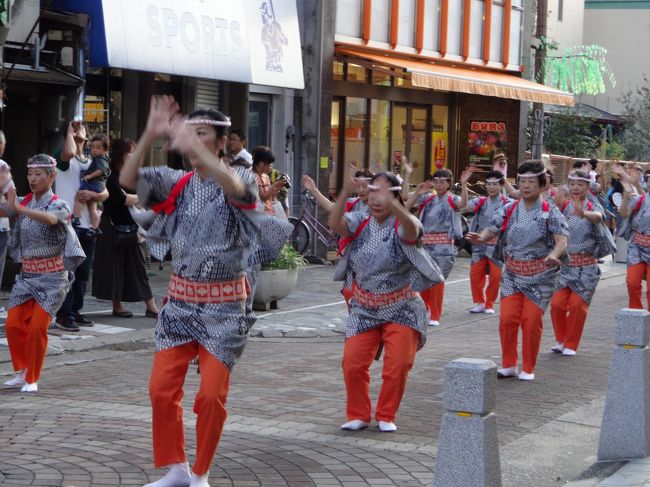 マダム達の踊りを見ながら、予約した「piano」に入ります。<br /><br />イタリアンレストランで、店員さん達が最高に感じいいです♪<br />お味もＧＯＯＤ！