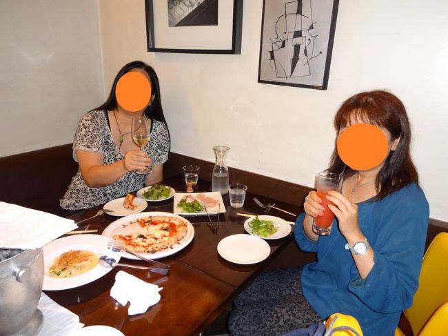 お店の方に、撮っていただきました♪<br /><br />れいろんさんは、ボトルワイン（スパークリング）、私はブラッドオレンジジュースで乾杯ヽ(^o^)丿