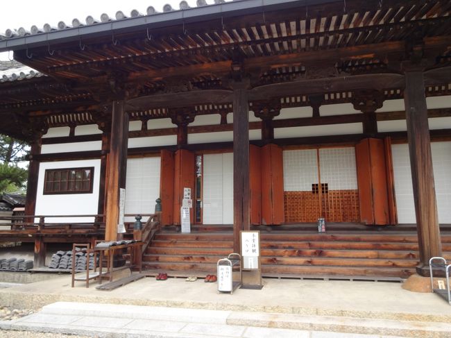 御堂の中は、撮影禁止です。<br /><br />こちらには、光明皇后のお姿を模した千手観音さまがいらっしゃいます。<br />髪の毛の群青色、お口の赤い色、本当に綺麗な観音様です。<br /><br />「維摩居士象」は、格子の中にいらっしゃるので、お見逃しなく！