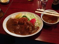 二次会で行った柳月ここは深夜まで営業している。
ラーメンや定食もあり飲んで食事もできる。
ここのカツカレーは評判が良いらしいので食べてみた。
サッパリして胃にもたれない感じで美味しかった！