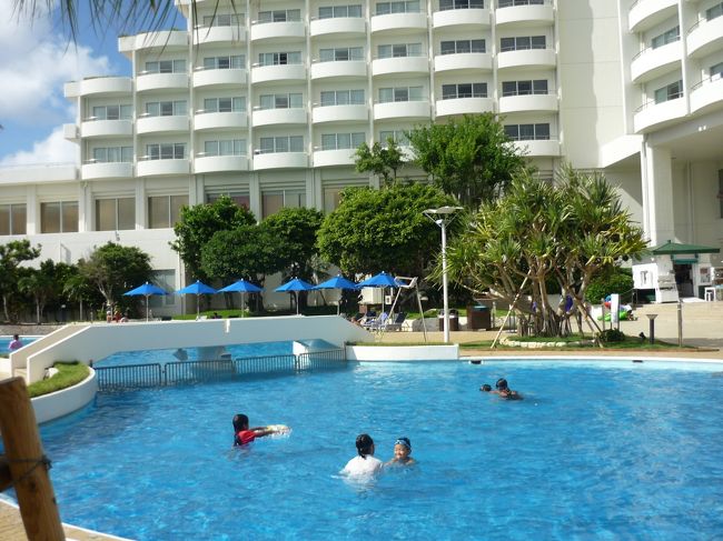 大きく写っているのが小人用プールで橋の奥に見えるのが深めのプールになっています。