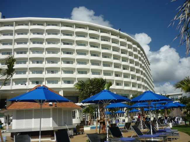 プールサイドのアクアベルレストランからランチやトロピカルドリンクなどオーダーでき、プールデッキで食べる事が出来ます。