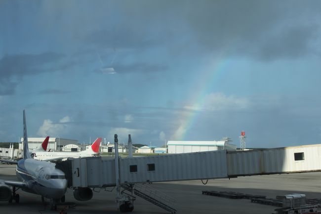 帰りの那覇空港で虹が見れました。